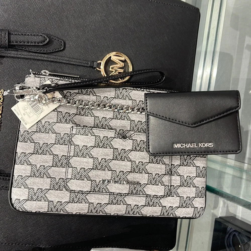 MICHAEL KORS JET SET ITEM LG 2 in 1 CARD CASE & WRISTLET
Black
NWT - Picture 13 of 16